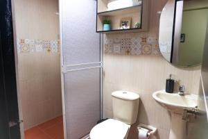 a bathroom with a toilet and a sink and a shower at Espacio Ideal 101 in Yopal