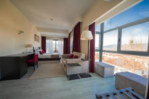 ein Wohnzimmer mit Schreibtisch und ein Zimmer mit Aussicht in der Unterkunft Hotel Sao Pedro - Arouca in Arouca