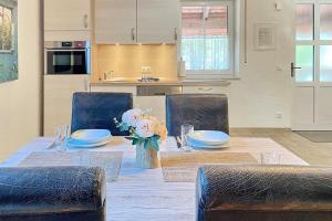 a dining room table with chairs and a vase of flowers at Baumhaus Baum 4 in Burg