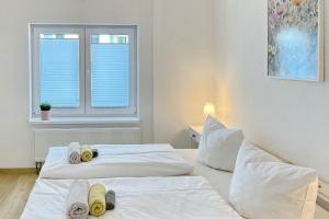 two beds in a room with a window at Libelle in Lübben