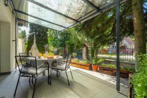 a patio with a table and chairs on a patio at Jázmin Chill Cottage in Bánk