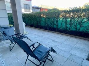 Zwei Stühle stehen auf einer Terrasse mit Zaun in der Unterkunft la corte in Vimodrone