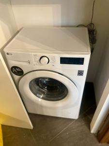 eine Waschmaschine und ein Trockner in einem kleinen Zimmer in der Unterkunft la corte in Vimodrone