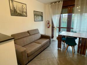 ein Wohnzimmer mit Sofa und Tisch in der Unterkunft la corte in Vimodrone