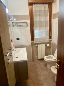 ein kleines Badezimmer mit Toilette und Waschbecken in der Unterkunft la corte in Vimodrone + 9 Fotos