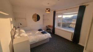 a small bedroom with a bed and a window at Private Studio Apartment · Quiet · Sleeps 2 in Nottingham