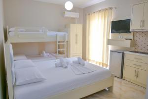 a bedroom with two bunk beds and a kitchen at Vila Balani in Ksamil
