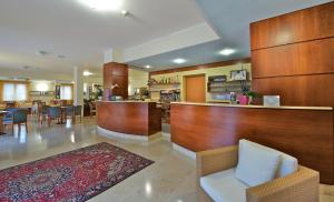 a lobby with a bar and a restaurant at Hotel Garnì Orchidea in Malcesine