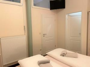 two white beds in a room with a mirror at Malz in Lübbenau +1 photo