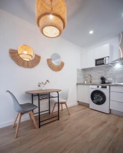a kitchen and dining room with a table and chairs at Apartamento Donoso Cortés in Badajoz +16 photos