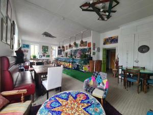 a living room filled with furniture and a table at L'Art de l'Être in Saint-Vincent-de-Reins