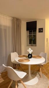 a white table and chairs in a living room at Cozy Studio Residenz Platz 1 near Neues Schloss Bayreuth in Bayreuth