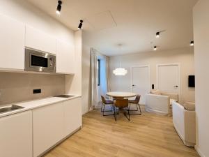 a kitchen and dining room with a table and chairs at Salon Suites in Tremp
