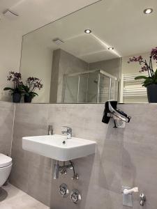 a bathroom with a sink and a mirror at Seaside-Amrum-15 in Norddorf