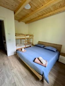 a bedroom with a large bed with two bunk beds at Wild Side in Mollia