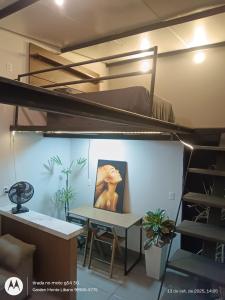 a room with two bunk beds and a desk at Flat no Garden 2 in Rondonópolis