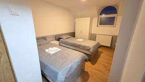 a small room with two beds and a window at Casa El Gringo in Tîrnăveni +4 photos