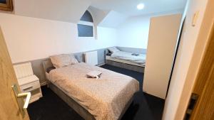 a small room with a bed and a couch at Casa El Gringo in Tîrnăveni