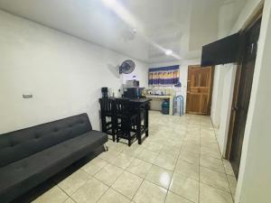 ein Wohnzimmer mit Sofa und Tisch in der Unterkunft Izzy Blue House in Talamanca