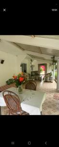 a living room with a table with a vase of flowers at Naturelle Évasion in Grand-Baie