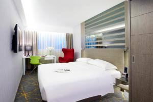 A bed or beds in a room at The Cityview - Chinese YMCA of Hong Kong