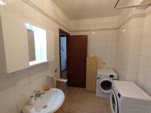a bathroom with a sink and a washing machine at Il nido Perugia in Perugia +20 photos