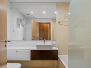 a bathroom with a sink and a bath tub at Tamariz Flat in Santa Cruz +15 photos