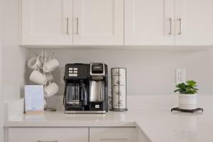 a kitchen counter with a coffeemaker and a coffee maker at Pool, lazy river, pickle ball, sleeps 14, fire pit in Washington