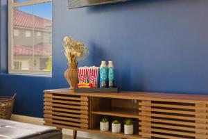 a wooden table with a vase on top of it at Pool, lazy river, pickle ball, sleeps 14, fire pit in Washington