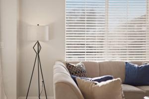 a living room with a couch and a lamp at Pool, lazy river, pickle ball, sleeps 14, fire pit in Washington +45 photos