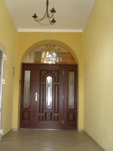 wejście do hotelu z drewnianymi drzwiami w obiekcie SHotels przy Restauracji Stodoła w mieście Bartoszyce