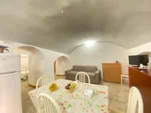 a dining room with a table and a kitchen at Lo Scoglio Bianco in Gallipoli