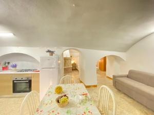 a kitchen and living room with a table and chairs at Lo Scoglio Bianco in Gallipoli