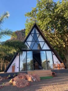 a small house with a large glass window at Cabana Quintal in Aquidauana