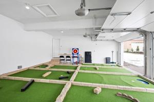 a room with a golf course on the floor at Nookside Grand Estate For 8 in Hamilton