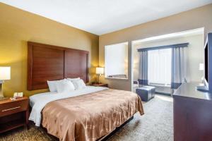 a hotel room with a bed and a television at HOTEL WORLD Inn and Suites in Corbin