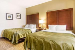a hotel room with two beds in a room at HOTEL WORLD Inn and Suites in Corbin