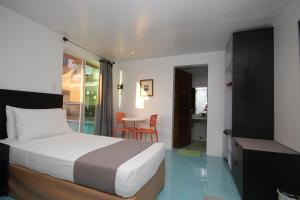 Tempat tidur dalam kamar di Bluewaves Westcliff Villa