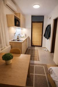 a small kitchen with a table and a table sidx sidx sidx at Apartman Stay 23 Studio - Free Parking in Smederevo