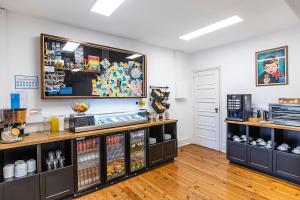 a room with a store with a counter and a shelf at HI Coimbra - Pousada de Juventude in Coimbra