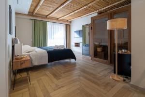 a bedroom with a bed and a bathroom at SHAH Rooms&relax in Taranto
