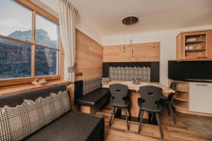 a dining room with a table and chairs at Gutonhof in Selva di Val Gardena