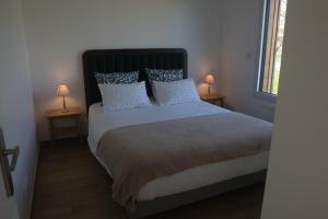 a bedroom with a large bed with two lamps at LE DOMAINE DES SENS - Chalet avec SPA privatif - pleine nature - expérience détente in Hans