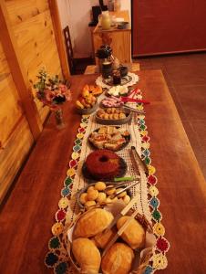 a long table filled with different types of food at Pousada Zacarias in Ouro Preto