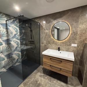 a bathroom with a sink and a shower at Ferienappartment Sickert in Groß Särchen