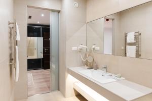 a bathroom with a sink and a mirror at Littke Pezsgőház in Pécs