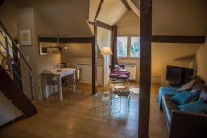 a living room with a couch and a table at Loft Altavista in Talloires