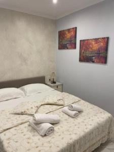 a bedroom with a bed with towels on it at LEONORA’S APARTMENT in Prinos