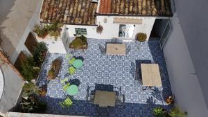 an overhead view of a patio with tables and chairs at Ad Hoc Rooms in Palermo