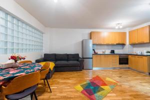 a kitchen and living room with a table and a couch at Yvett Studio-Fortuna Park in Sfântu-Gheorghe